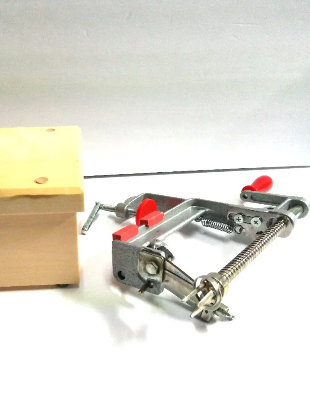 Pampered Chef Apple Corer Peeler Slicer #2430 and Wooden Stand Kitchen Tool
